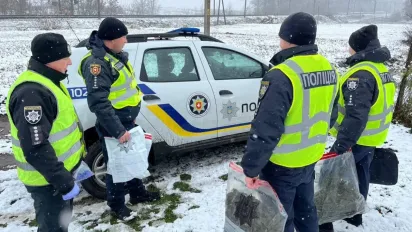 Граната, патрони, наркотики: на Рівненщині викрили зловмисників на незаконному зберіганні заборонених предметів - фото