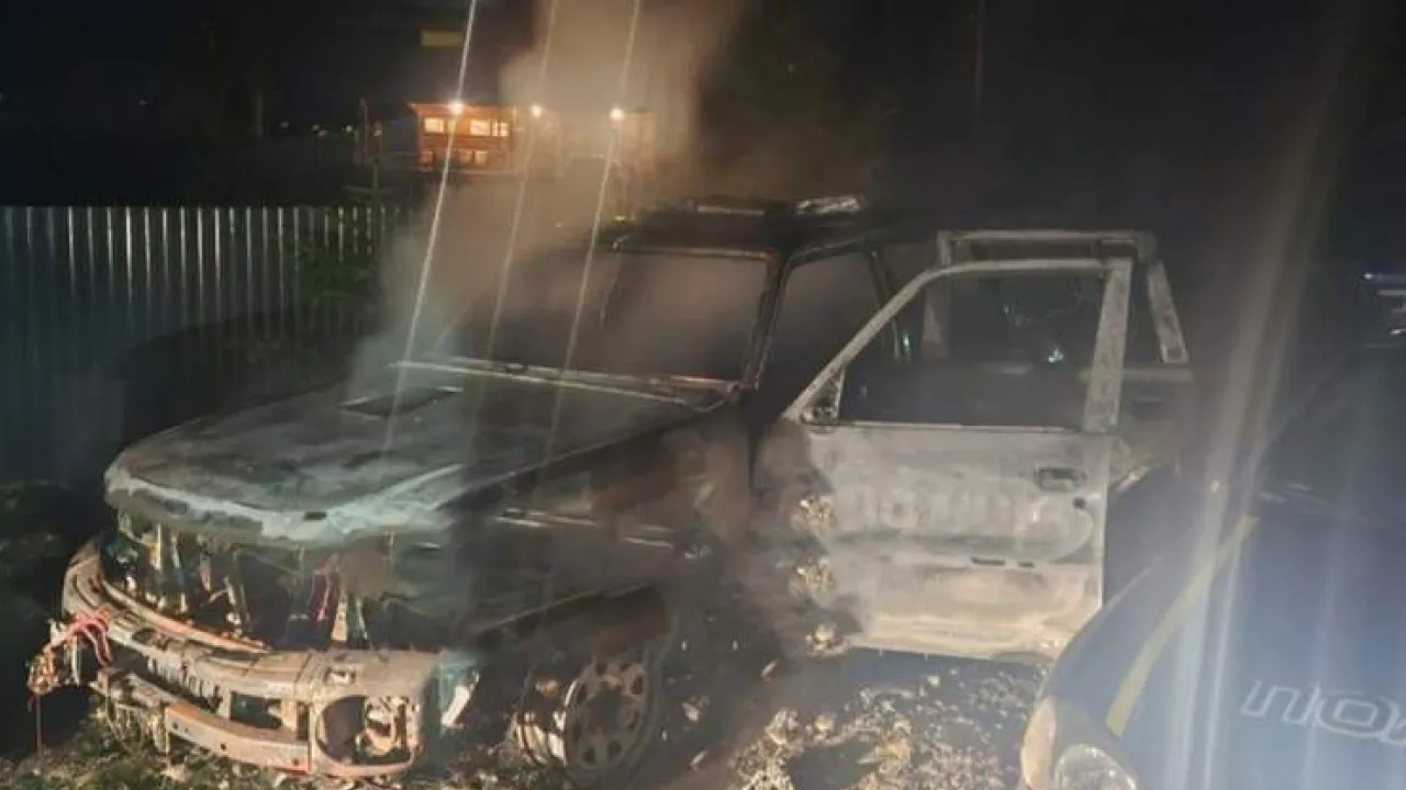 На Закарпатті невідомі спалили дві поліцейські автівки 