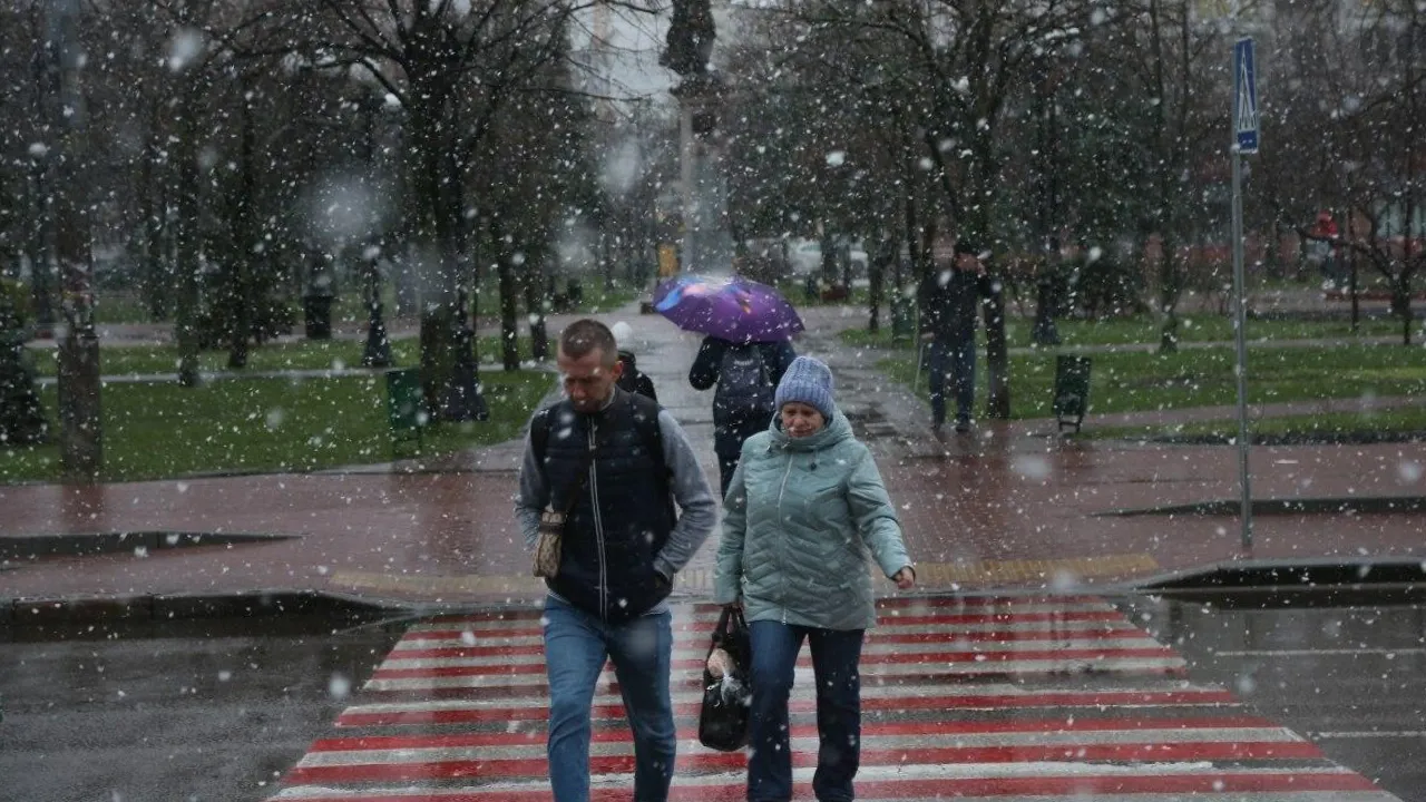 Після мокрого снігу прийде невелике потепління: якою буде погода в Україні найближчими днями 