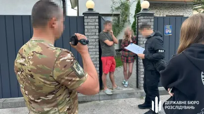 На Житомирщині чиновник два роки отримував зарплату, вдаючи військового - фото