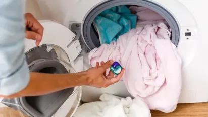 Як прати в машинці з капсулами: скільки штук кидати, чи потрібно додавати порошок - фото