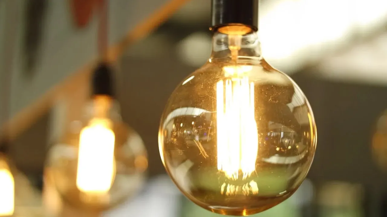 В Україні запровадили обмеження електропостачання — де і коли не буде світла 