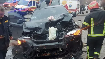 У Хмельницькому BMW на великій швидкості влетів у зупинку транспорту: є загиблі - фото