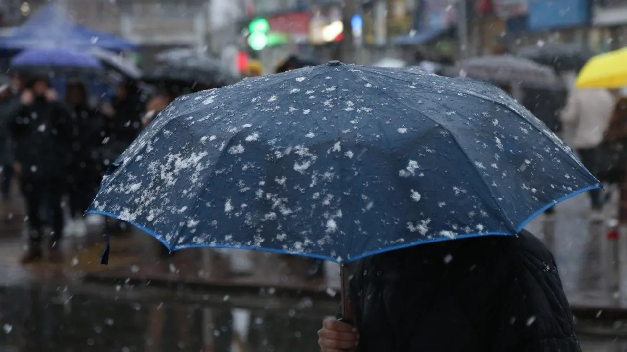 Дощ, сніг і вітер: в Україну насувається серія циклонів 
