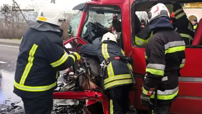 На Прикарпатті зіткнулися легковик та мікроавтобус: рятувальники визволили постраждалого водія - фото