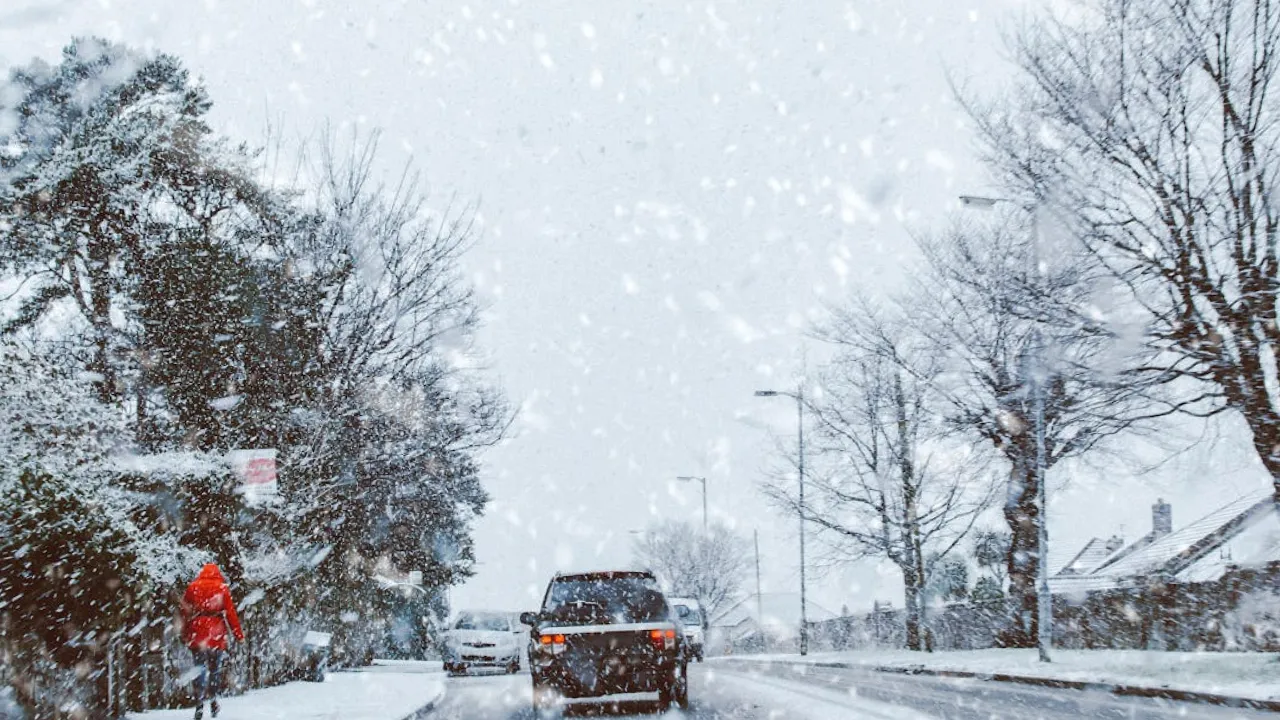 "Навалить снігу, буде вітряно та слизько": до України йде потужна негода 