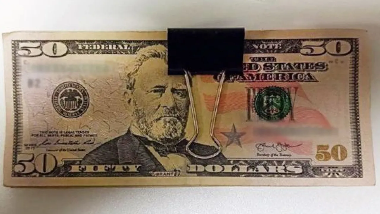 На Житомирщині затримали чоловіка, який за фальшиві долари купив автівку у дружини загиблого захисника 