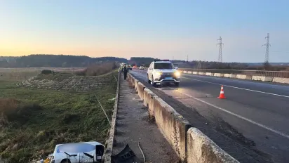 На Рівненщині з мосту у воду злетів бус (ФОТО) - фото