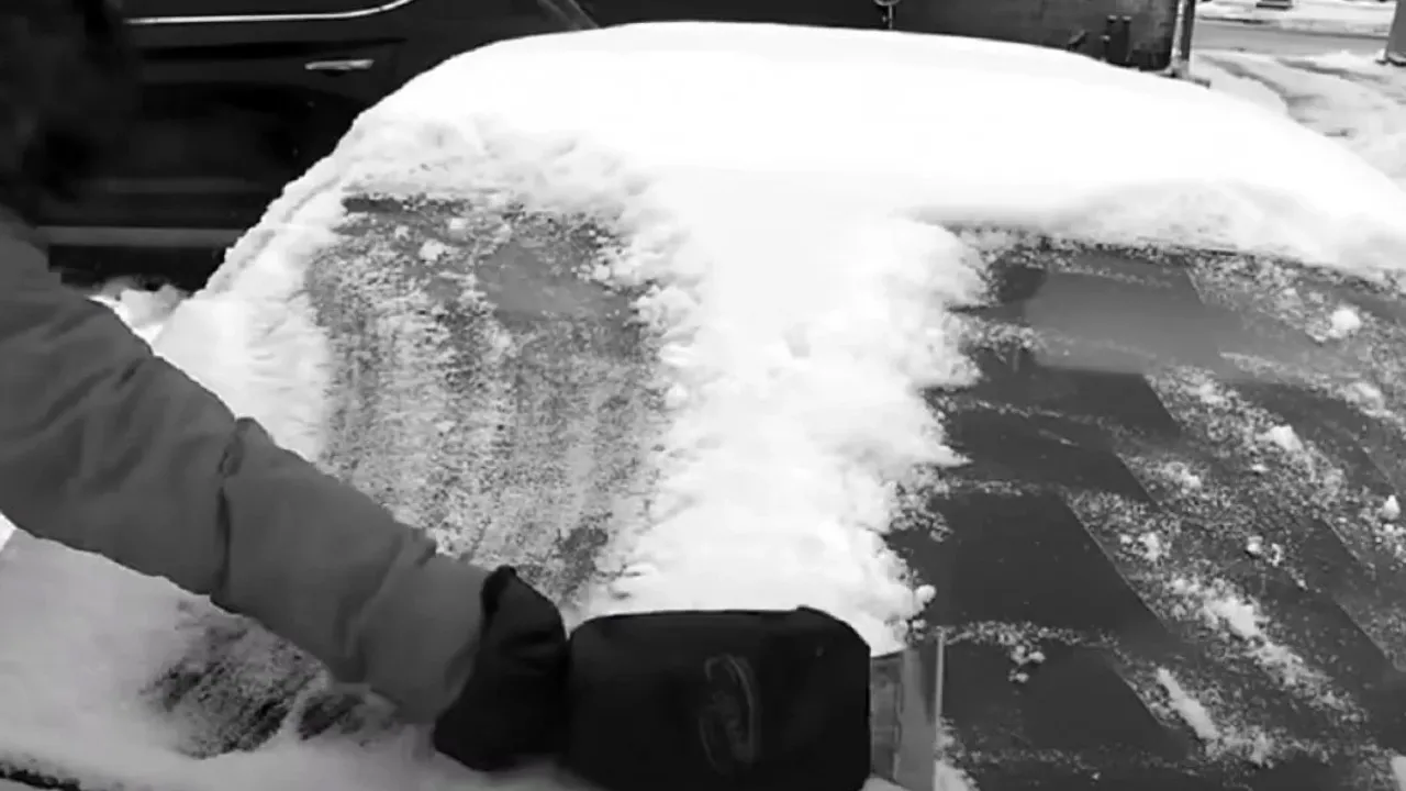 Як швидко розморозити лобове скло авто: експерт дав несподівану пораду 