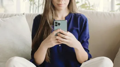 У львівянки відібрали IPhone 14 за 80 фото на OnlyFans - фото