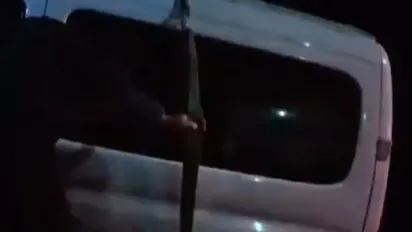 На Рівненщині авто потрапило у глибоку траншею, яку розрили через прорив водомережі - фото