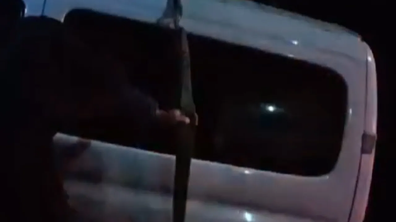 На Рівненщині авто потрапило у глибоку траншею, яку розрили через прорив водомережі 