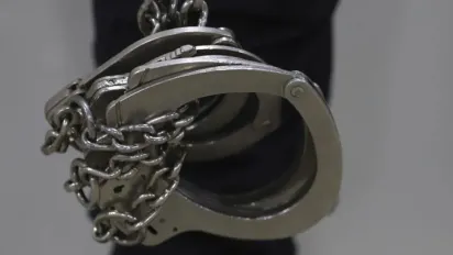 Затягнув до підвалу: на Хмельниччині 81-річний чоловік зґвалтував дитину - фото