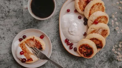 Ніжні сирники, як у дитячому садку: роками перевірений рецепт - фото