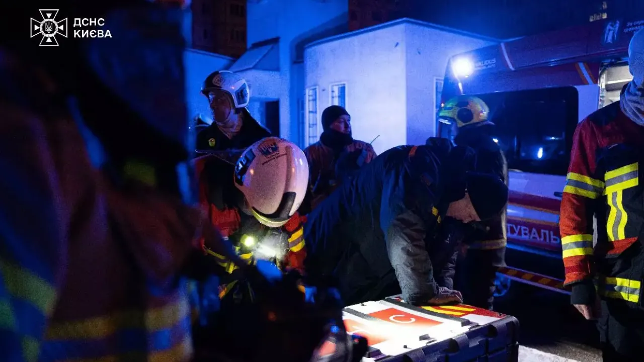 У Києві горіла девʼятиповерхівка: загинув чоловік, є постраждалі 
