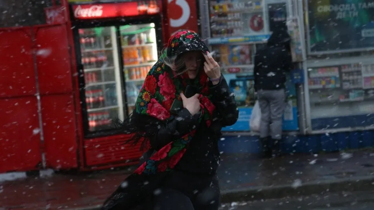 "Закутуйтесь щільніше": синоптикиня попередила українців про негоду на вихідних 