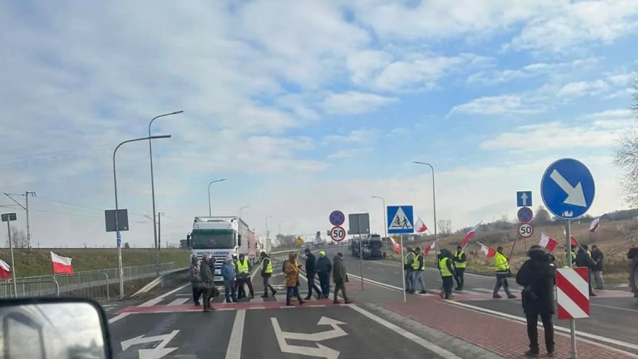 Польські фермери розпочали блокаду транспорту на кордоні у Медиці 