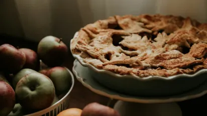 Як приготувати ідеальну шарлотку з яблуками: легкий рецепт - фото