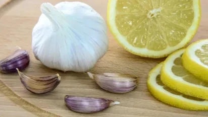 Досвідчені садівники не викидають лушпиння від часнику: пояснюємо чому - фото