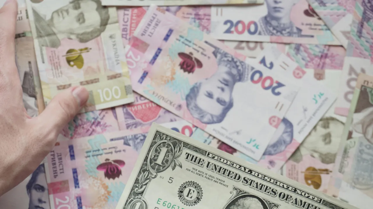 В Україні з 1 січня підвищать зарплати: хто отримає щомісячну доплату 