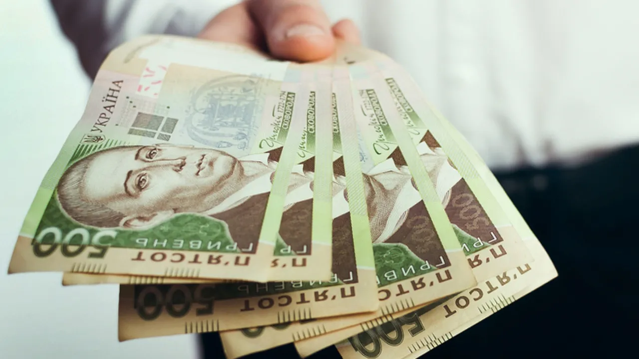 На "Укрпошті" виплатять українцям по 1000 гривень: коли можна буде отримати гроші 