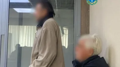 У Києві судили двох пенсіонерів, які напали на волонтерку через українську мову - фото