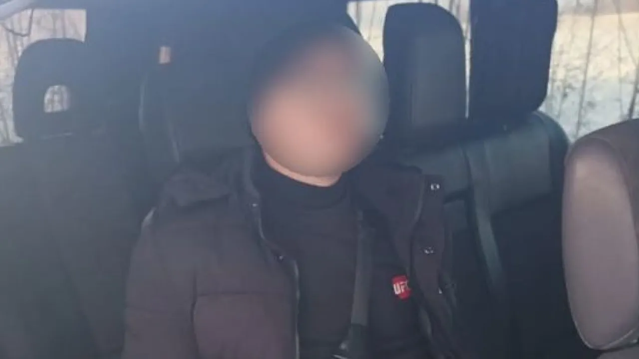 Заховався у сидінні буса: на Буковині виявили замотаного в ковдру ухилянта 