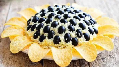 Дуже смачний салат "Соняшник": правильний порядок шарів - фото