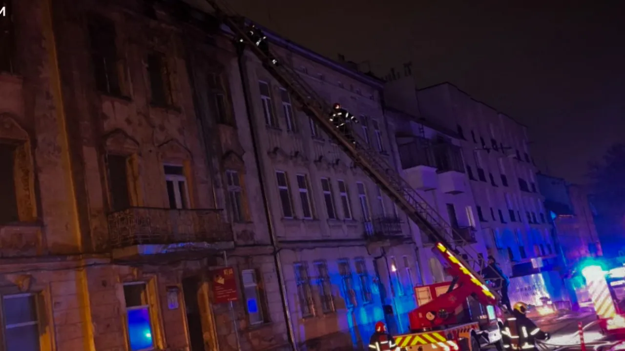 Ранкова пожежа у Львові: від вогню врятували два житлові будинки 