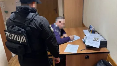 У Києві працівник ТЦК та лікар міської лікарні за $6-12 тис. організовували ухилянтам виїзд за кордон - фото