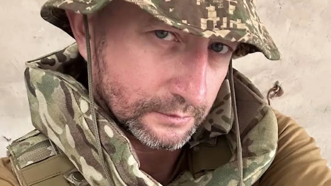 Український письменник Сергій Жадан купив для військових автобус 