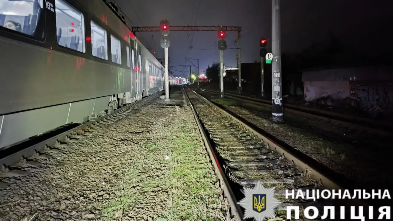На Київщині потяг збив 20-річного чоловіка 
