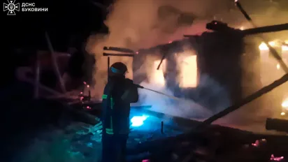 На Буковині сусід виніс з палаючого будинку шістьох дітей та їх батьків - фото