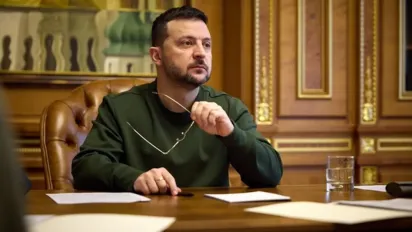 Зеленський підписав указ про перегляд умов бронювання для медиків - фото