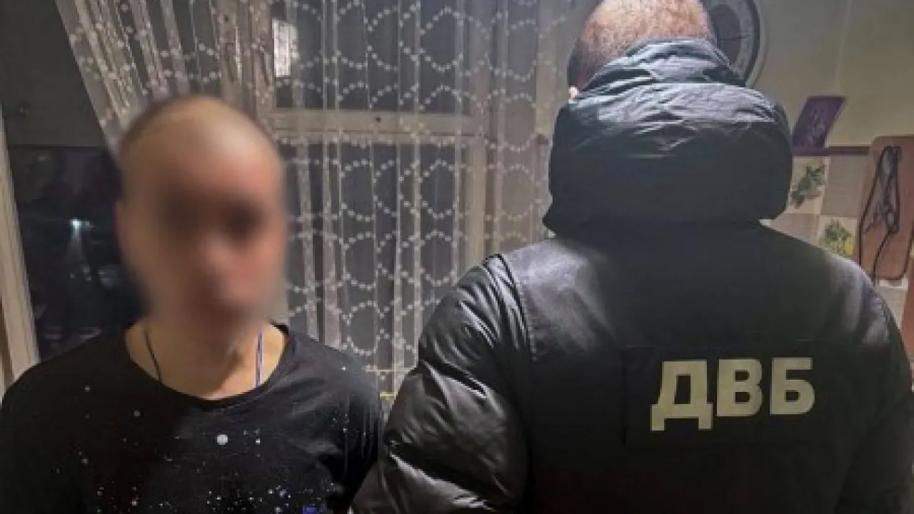 У Києві чоловік кинув “коктейль Молотова” у службові авто поліцейських, щоб помститися за затримання 