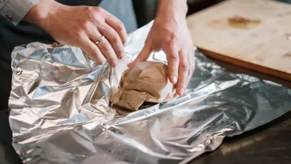 В який бік фольги правильно загортати продукти для запікання: ви точно робили неправильно - фото