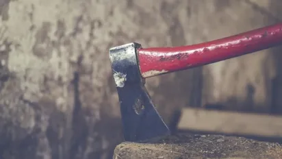 На Дніпропетровщині 16-річний хлопець зарубав сокирою рідну бабусю і підпалив її квартиру - фото