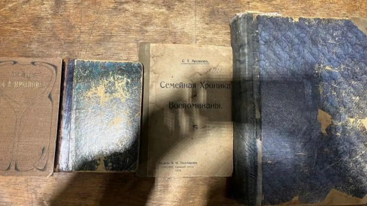 На кордоні затримали жительку Львова, яка намагалася вивезти з України старовинні книги 