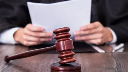 На Дніпропетровщині жінка побила підлітка качалкою у магазині: вирок суду - фото