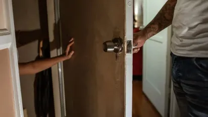 На Сумщині батько з дядьком ґвалтували неповнолітню дівчину з інвалідністю - фото