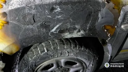 На Прикарпатті 23-річний чоловік підпалив поліцейське авто на території райвідділку - фото