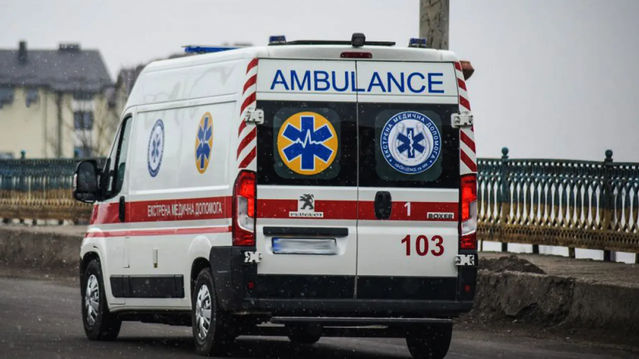 У Черкасах п'яний чоловік із травмою голови напав на медиків, які хотіли його госпіталізувати 