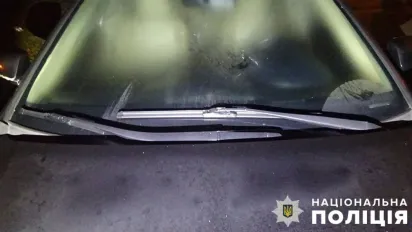 У Києві двоє чоловіків пошкодили сім авто "задля розваги" - фото