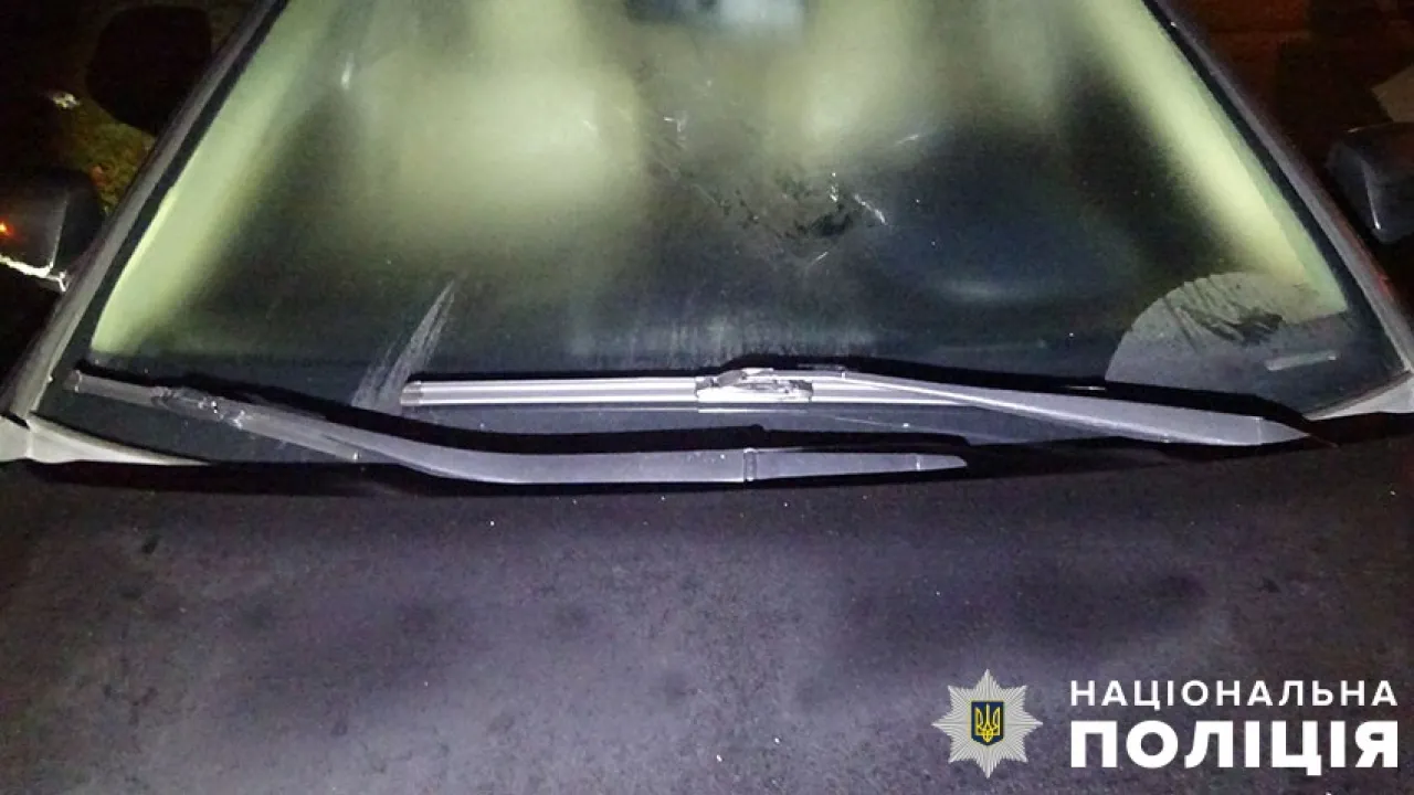 У Києві двоє чоловіків пошкодили сім авто "задля розваги" 