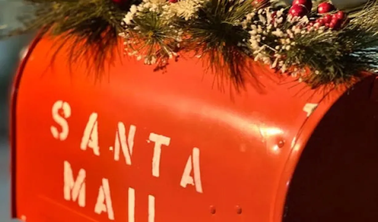 «Укрпошта» та «Нова Пошта» оголосили графіки на новорічні свята 