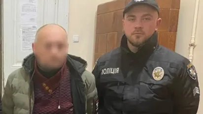 На Львівщині чоловік кинувся з ножем на жінку та 14-річну дитину: потерпілих госпіталізували - фото