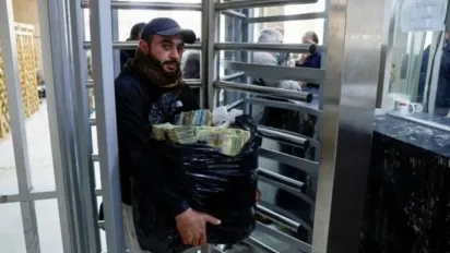 Сирійці мішками несуть гроші до банків - фото