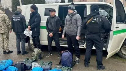 На Закарпатті псевдополіцейські переправляли ухилянтів через кордон у автомобілі, замаскованому під інкасаторський - фото