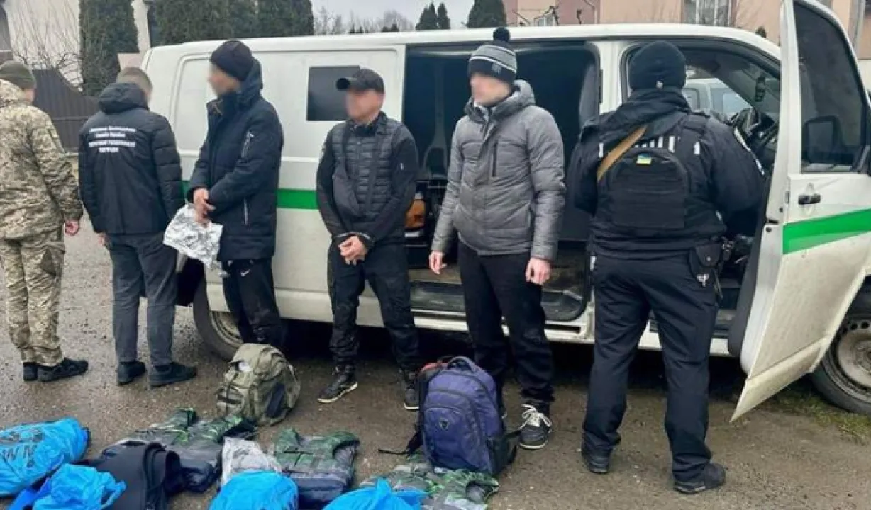 На Закарпатті псевдополіцейські переправляли ухилянтів через кордон у автомобілі, замаскованому під інкасаторський 