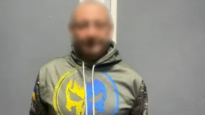 У Києві чоловік запускав феєрверки прямо з вікна багатоповерхівки - фото